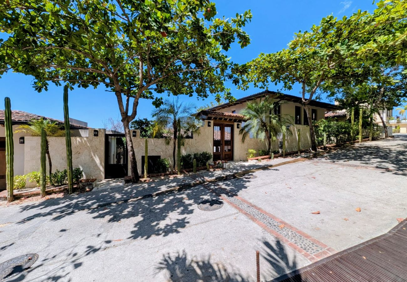 Ferienhaus in Las Catalinas - Oceanfront•Sleeps 6•Full Kitchen•BBQ•Pool•Balcony - Alouatta Guesthouse