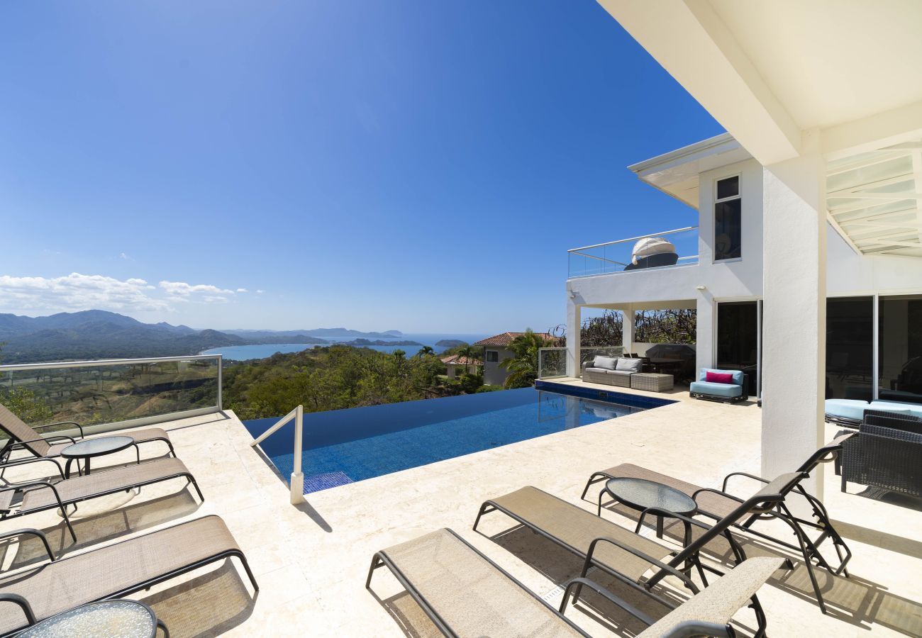 Villa in Potrero - Ocean-View Villa | Stargazing Deck | Infinity Pool – Villa Blanca