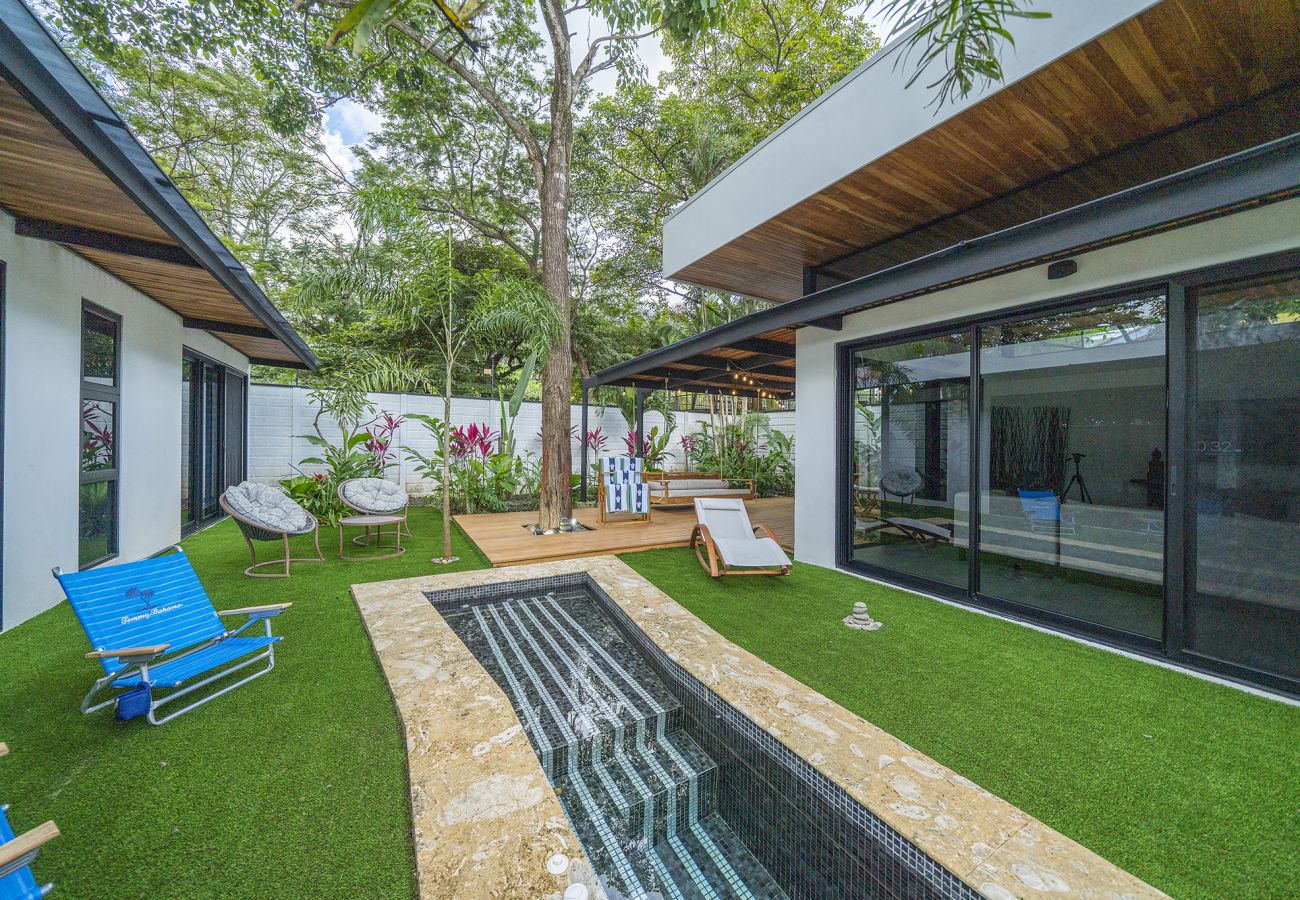 Ferienhaus in Potrero - 350m to beach - Guitar-shaped Pool – Kitchen - BBQ: Casa Guitarra