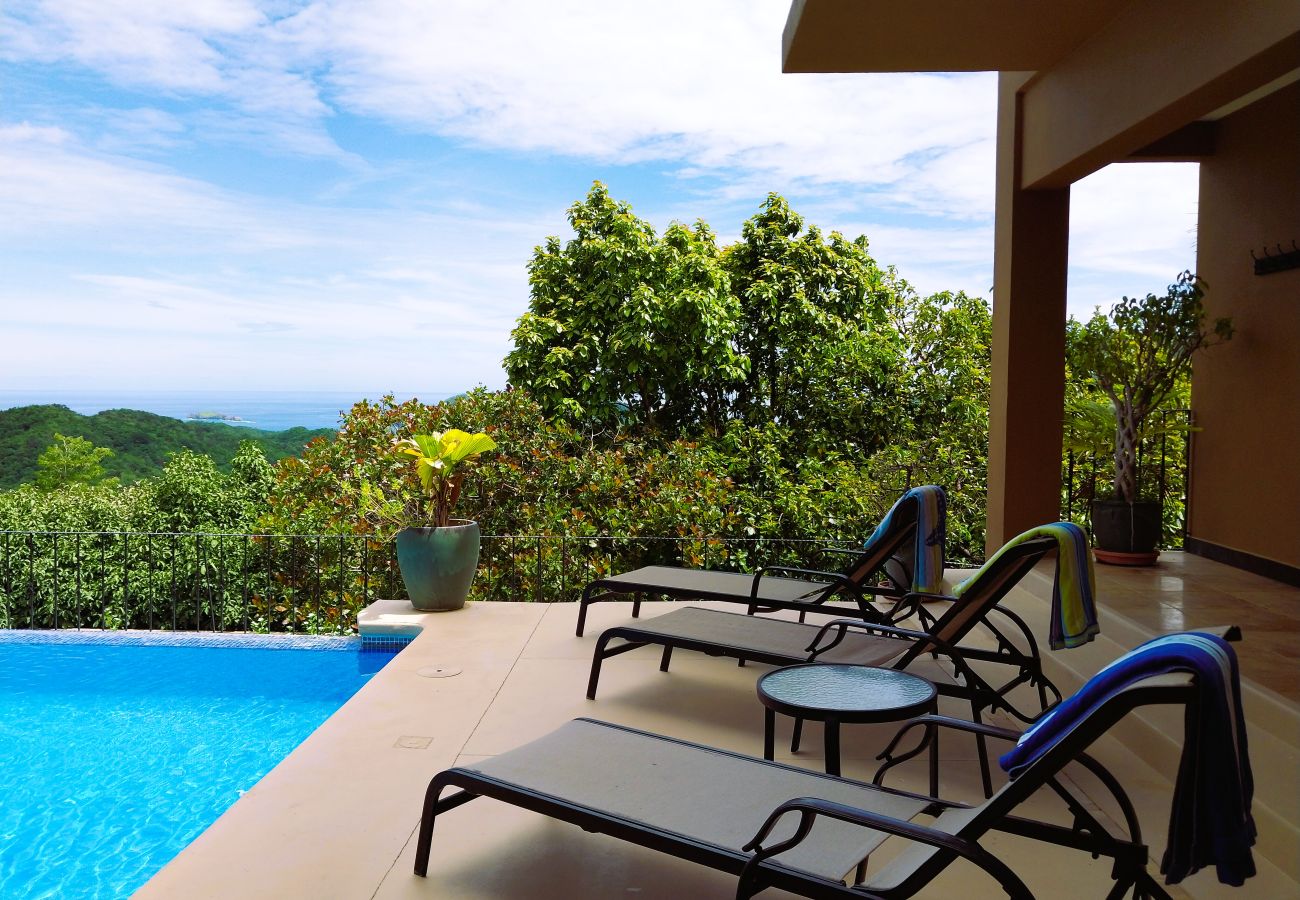 Ferienhaus in Potrero - Housekeeping•BBQ•Pool•4 TVs•Garden•Oceanview villa: Casa Sol Azul
