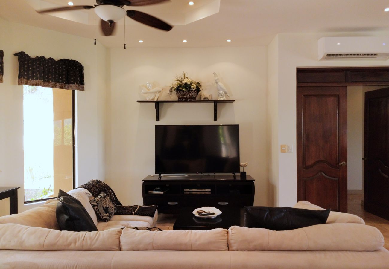 Ferienhaus in Potrero - Housekeeping•BBQ•Pool•4 TVs•Garden•Oceanview villa: Casa Sol Azul
