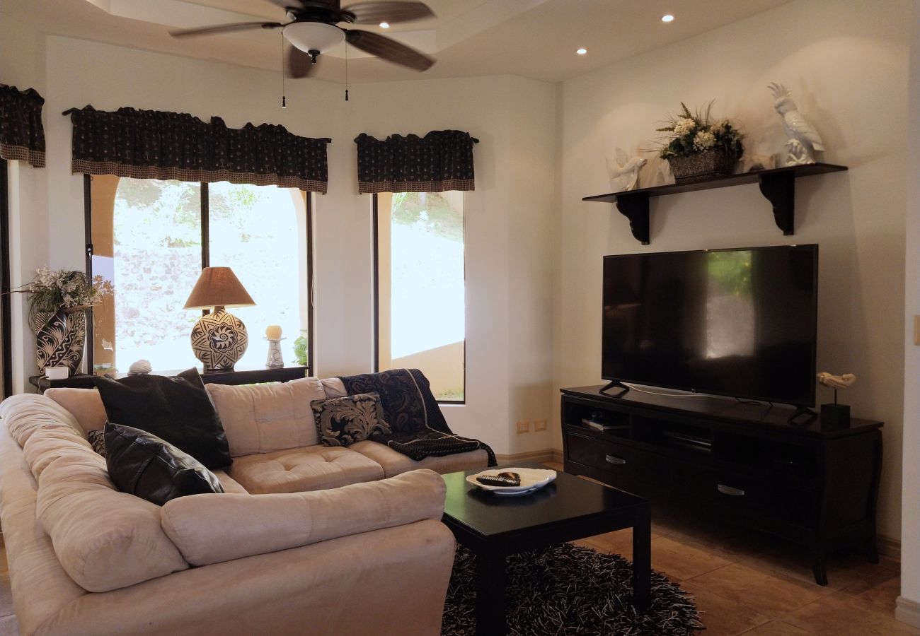 Ferienhaus in Potrero - Housekeeping•BBQ•Pool•4 TVs•Garden•Oceanview villa: Casa Sol Azul