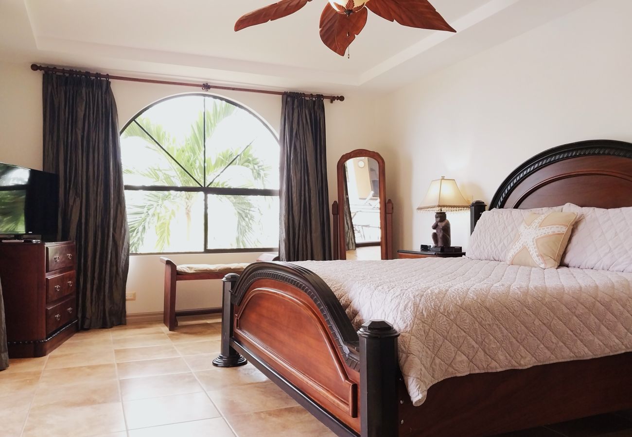 Ferienhaus in Potrero - Housekeeping•BBQ•Pool•4 TVs•Garden•Oceanview villa: Casa Sol Azul