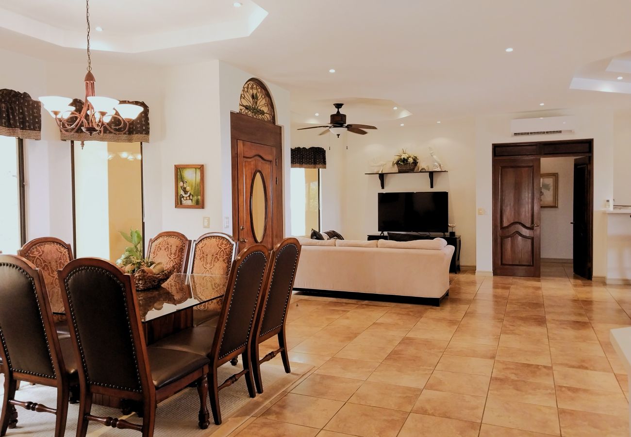 Ferienhaus in Potrero - Housekeeping•BBQ•Pool•4 TVs•Garden•Oceanview villa: Casa Sol Azul