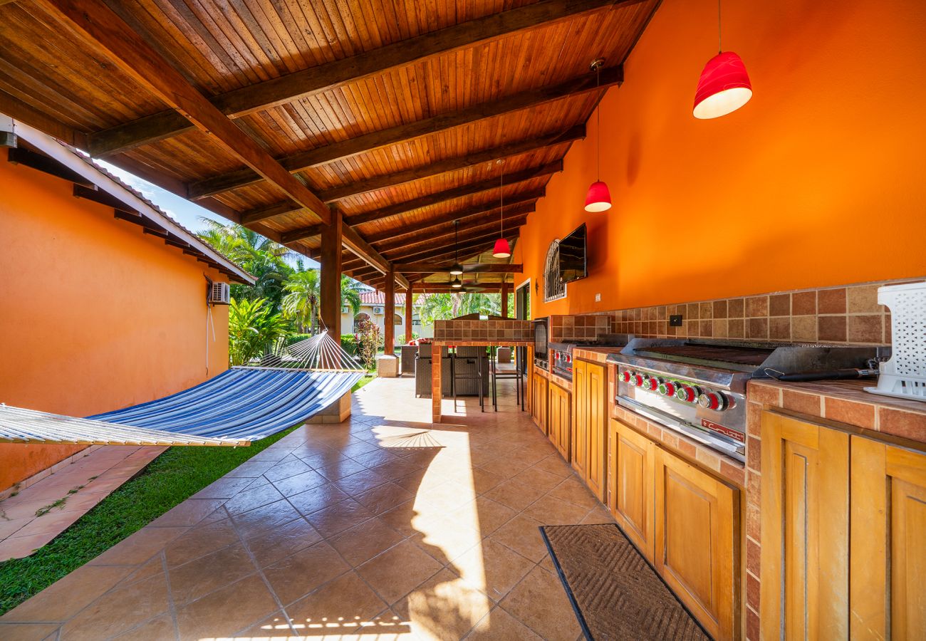 Ferienhaus in Potrero - BBQ•Pool•Garden•Smart TV•Parking•A/C•King Bed•W/D – Villaggio 376
