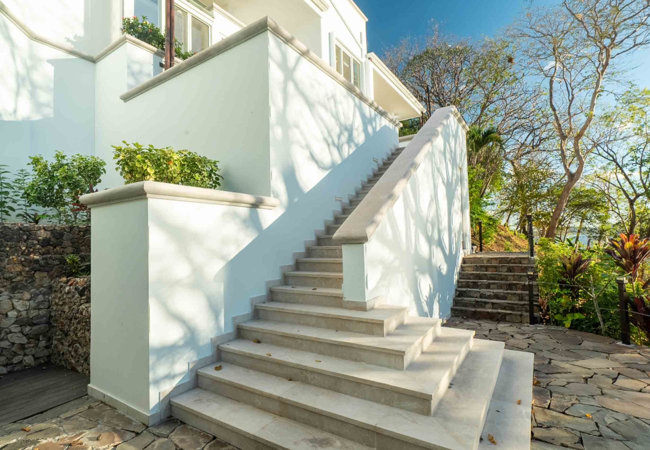 Villa in Playa Flamingo - Luxury Oceanfront Villa•Sunset Views•Beach Access - Casa Dos Monos