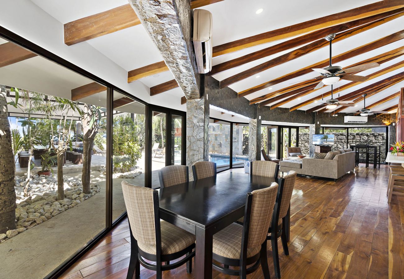 Casa en Potrero - Beachfront 7BR House w/ Large Pool, Firepit & BBQ • Bella Catalina