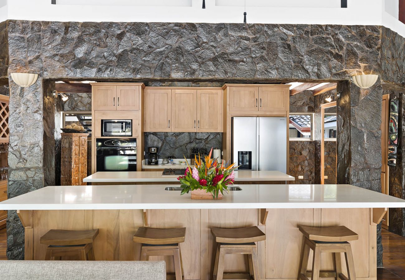Casa en Potrero - Beachfront 7BR House w/ Large Pool, Firepit & BBQ • Bella Catalina