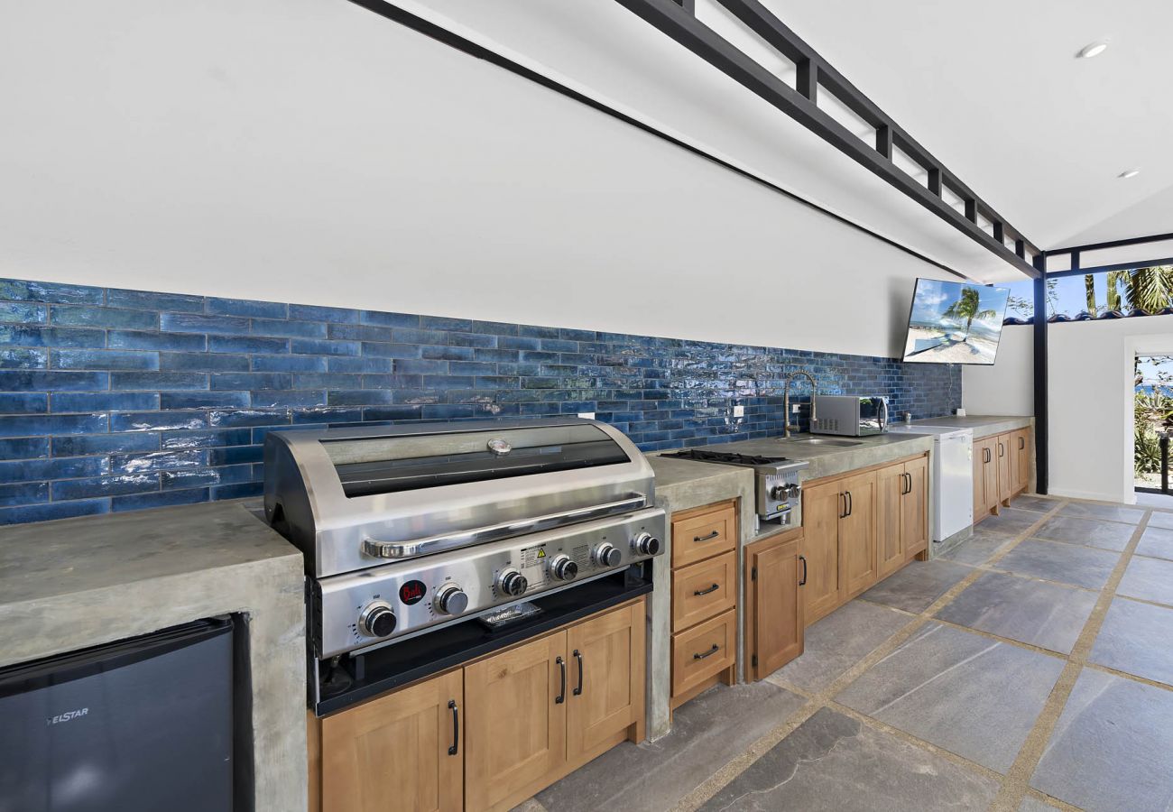 Casa en Potrero - Beachfront 7BR House w/ Large Pool, Firepit & BBQ • Bella Catalina