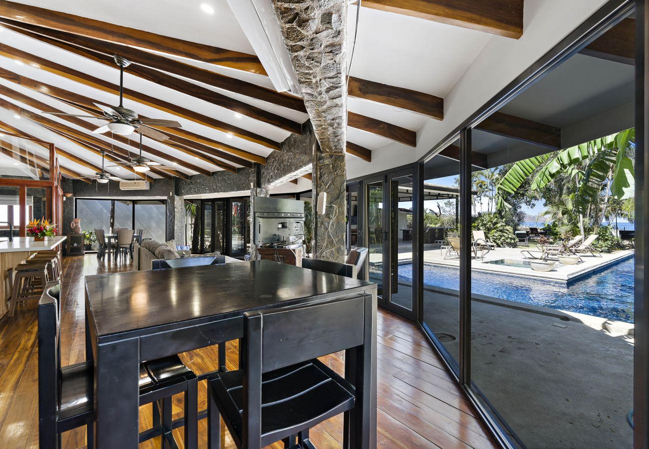 Casa en Potrero - Beachfront 7BR House w/ Large Pool, Firepit & BBQ • Bella Catalina