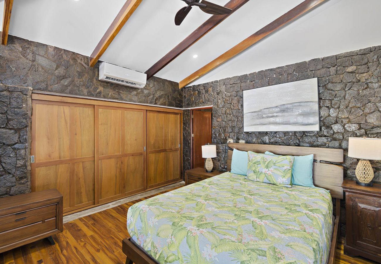 Casa en Potrero - Beachfront 7BR House w/ Large Pool, Firepit & BBQ • Bella Catalina