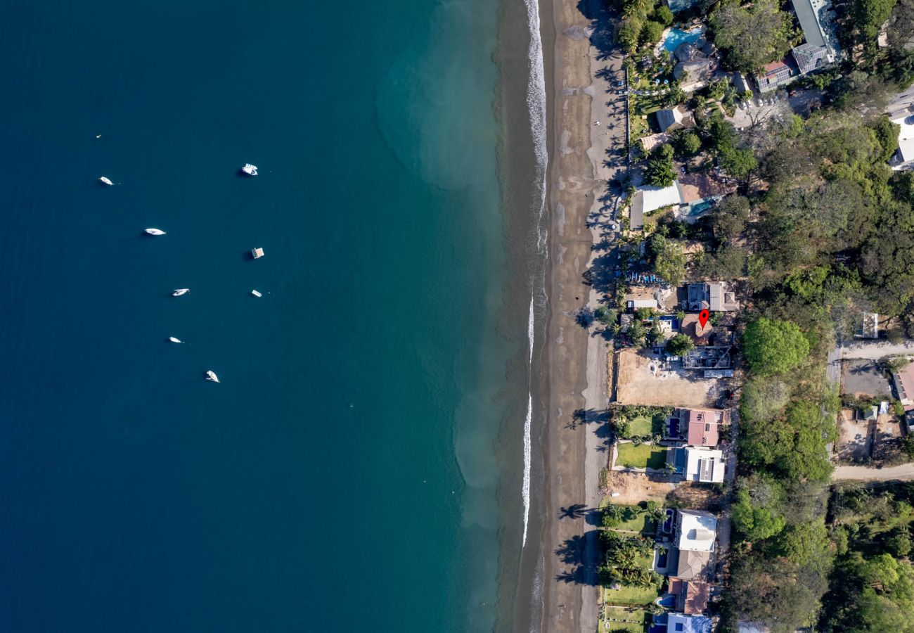 Casa en Potrero - Beachfront 7BR House w/ Large Pool, Firepit & BBQ • Bella Catalina
