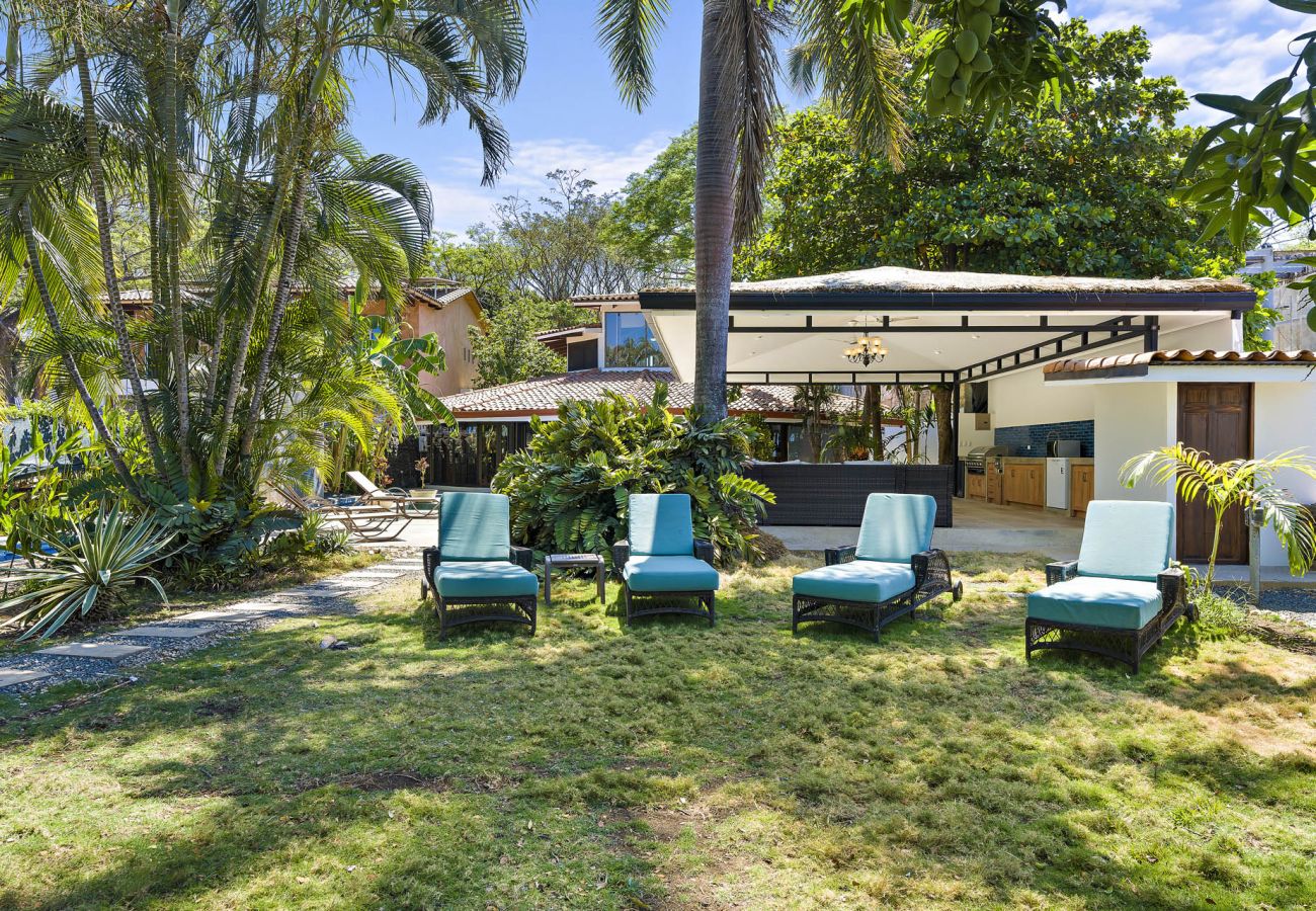 Casa en Potrero - Beachfront 7BR House w/ Large Pool, Firepit & BBQ • Bella Catalina