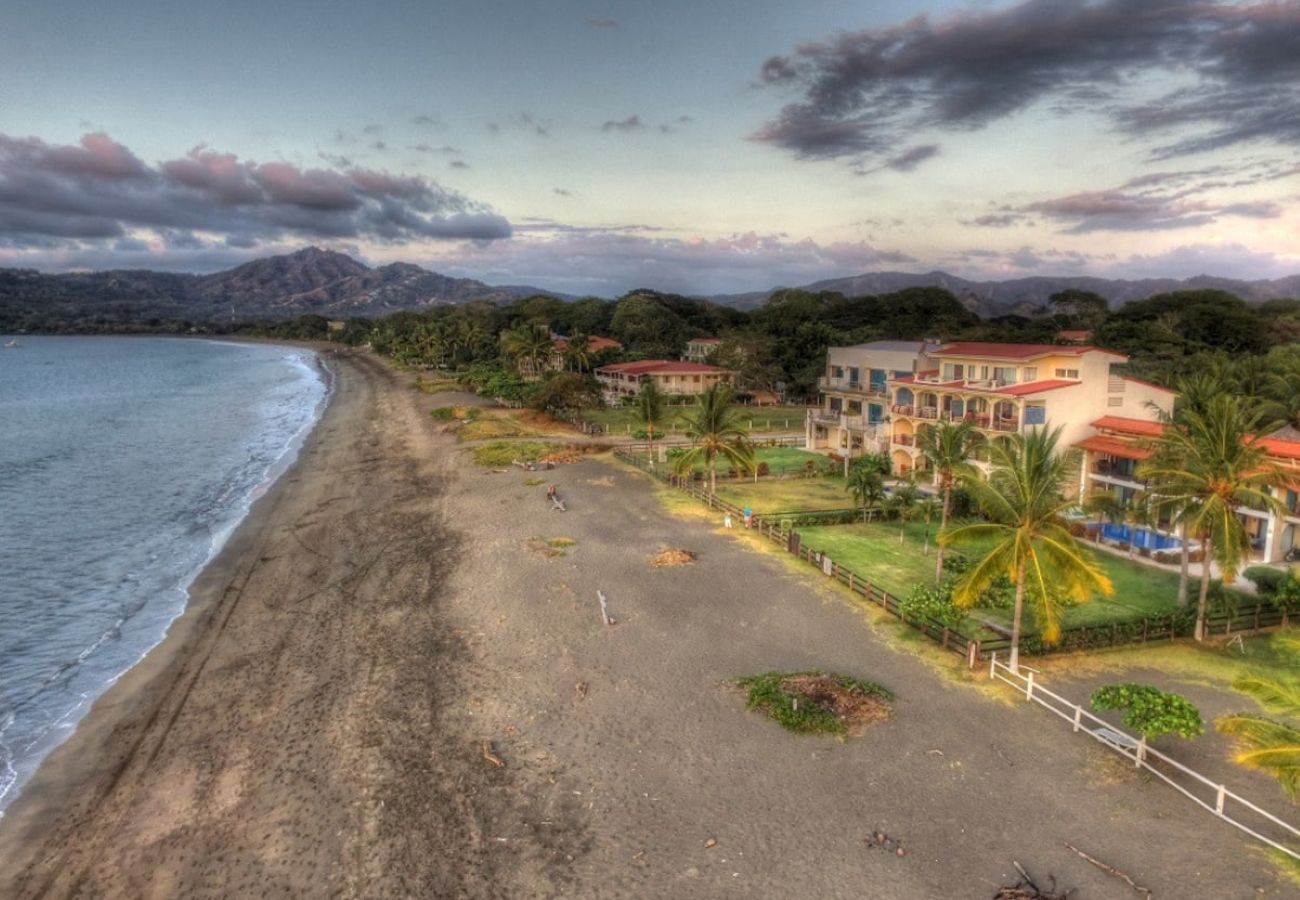 Residencial en Potrero - Pacific Beach 12 - Condominio con una vista maravillosa del 2do piso hacia la hermosa Playa Potrero