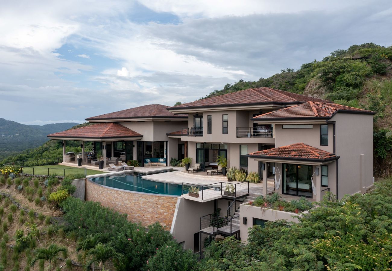 Villa en Playa Flamingo - Exclusive Villa: Gym, Infinity Pool & Housekeeping – Casa Symbiotica