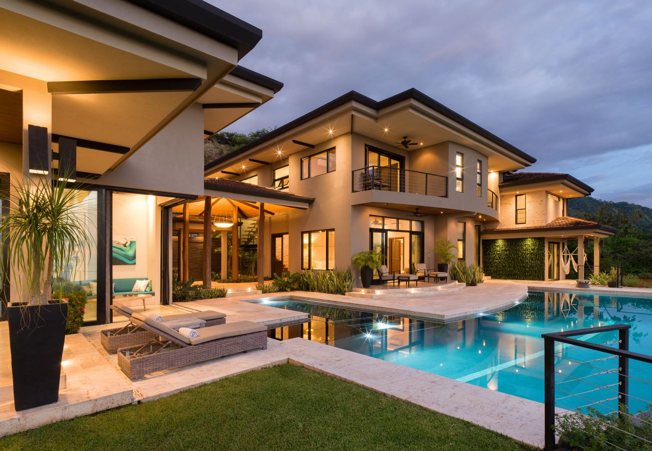 Villa en Playa Flamingo - Exclusive Villa: Gym, Infinity Pool & Housekeeping – Casa Symbiotica