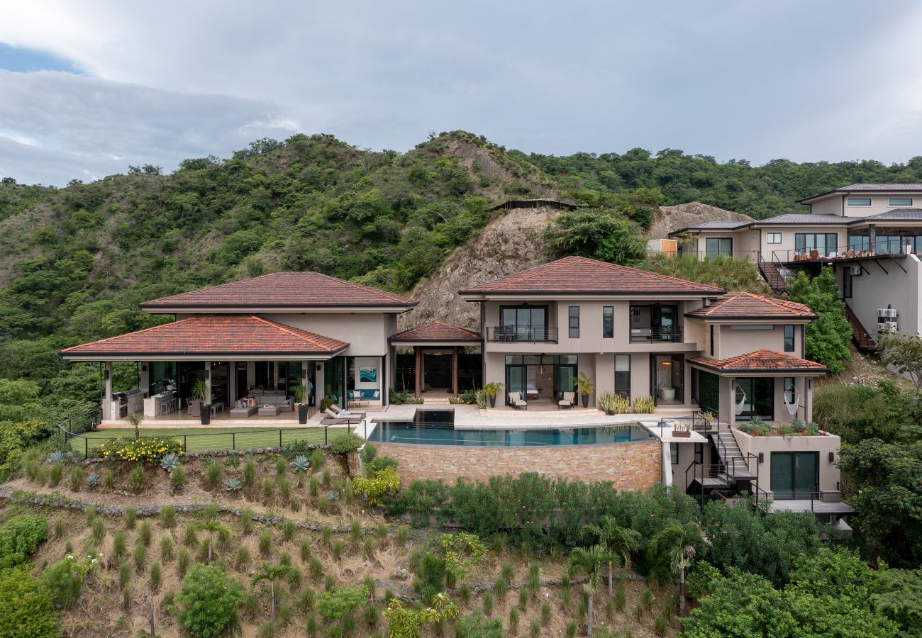 Villa en Playa Flamingo - Exclusive Villa: Gym, Infinity Pool & Housekeeping – Casa Symbiotica