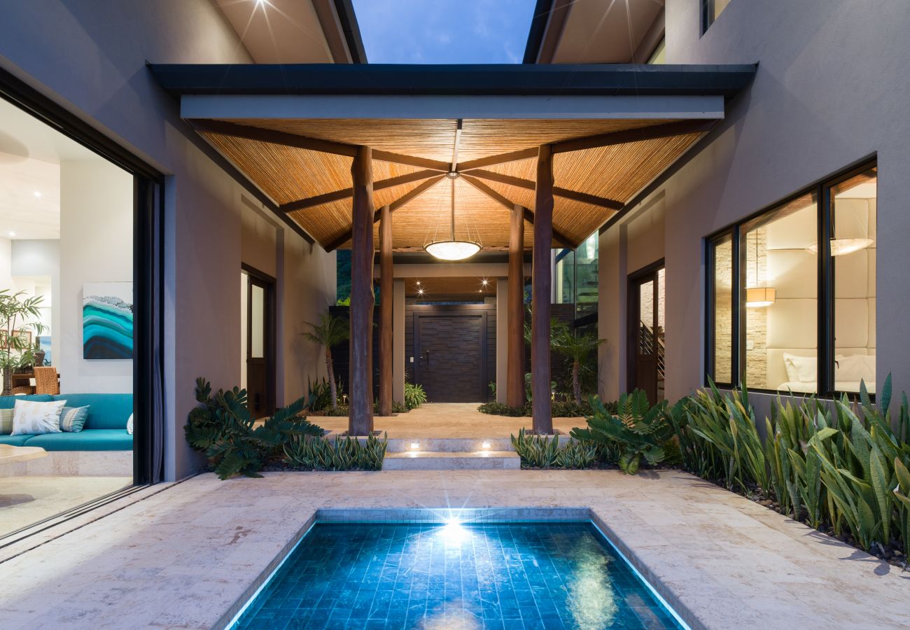 Villa en Playa Flamingo - Exclusive Villa: Gym, Infinity Pool & Housekeeping – Casa Symbiotica