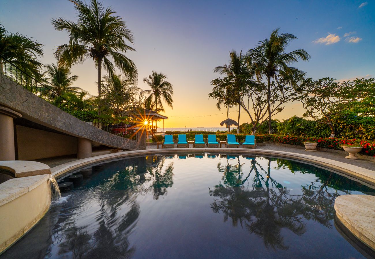 Villa en Potrero - Beachfront Estate | Private Chef, 9 BR, Sleeps 26 - Casa Taj