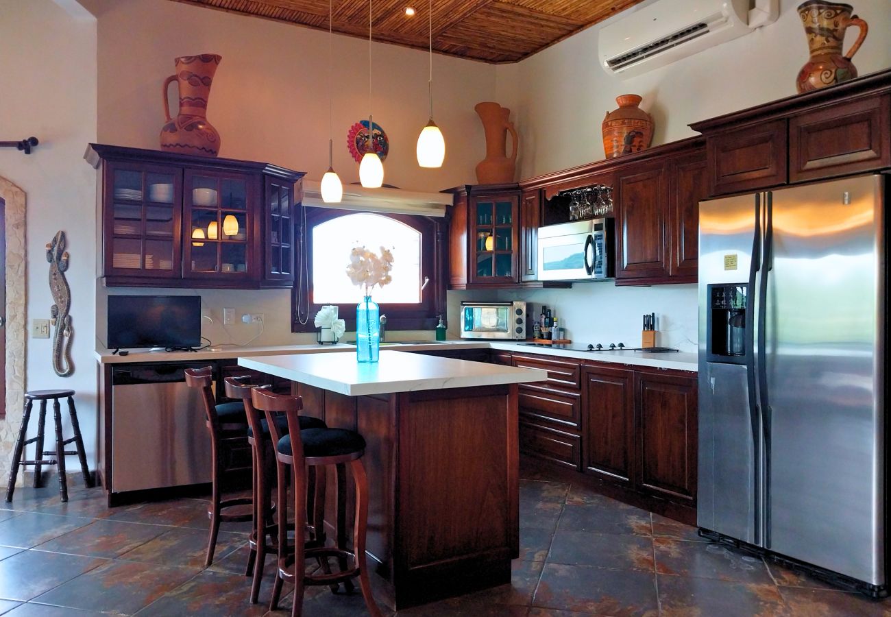 Residencial en Playa Flamingo - 150 m to Marina Flamingo•BBQ•Balcony•extra TV room - Flamingo Rose Vista