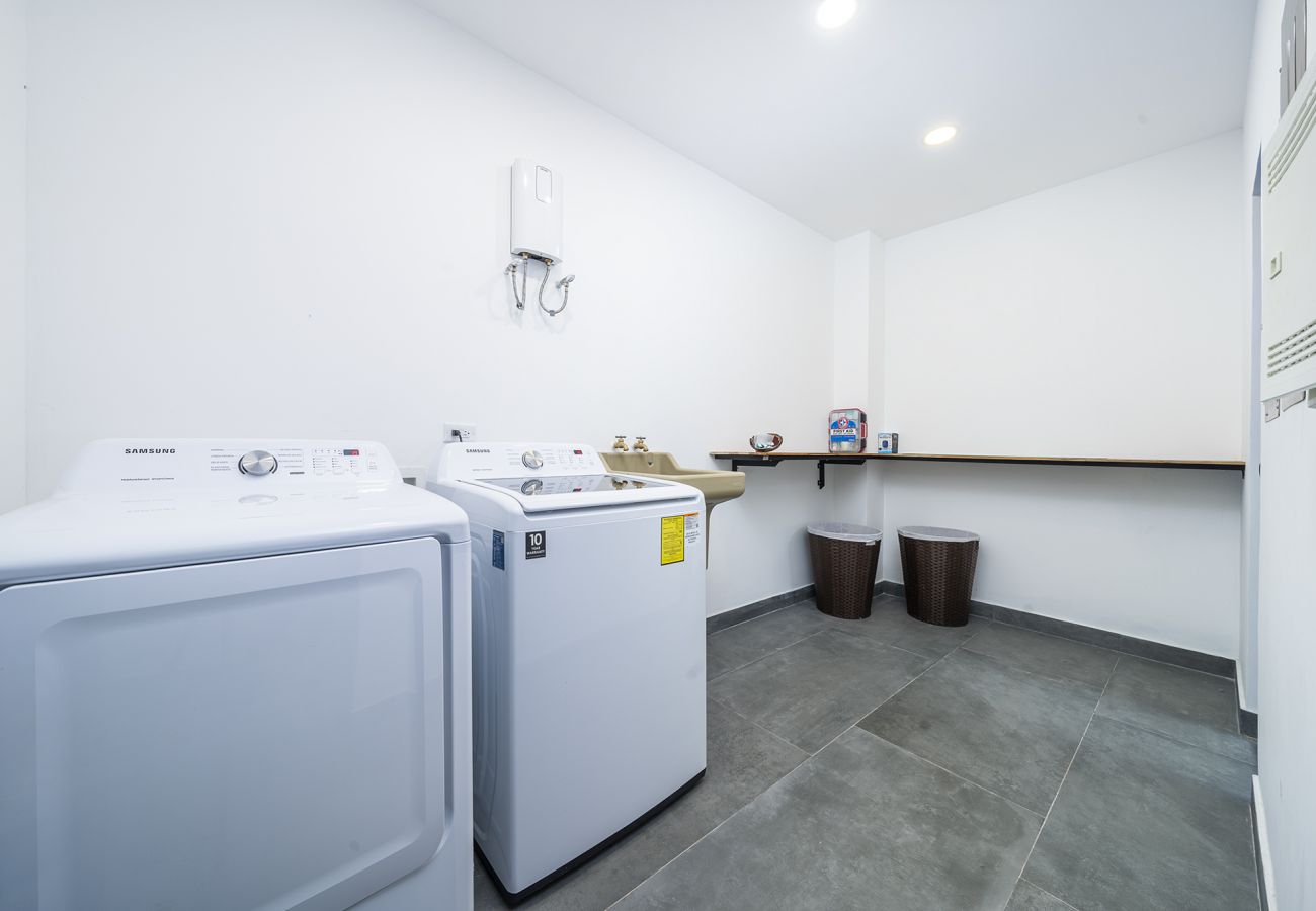 Casa en Potrero - 350m to beach - Guitar-shaped Pool – Kitchen - BBQ: Casa Guitarra