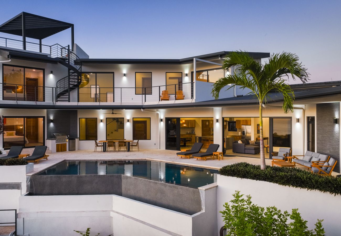 Villa en Potrero - Serene Villa: Ocean View Pool, Rooftop Deck, 5 BR - Villa Vista Pacifico