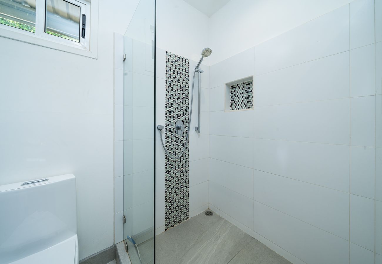 Bungalow en Potrero - Tiny home w/ Pool, Backyard, Parking, BBQ, Kitchen & more in Playa Potrero
