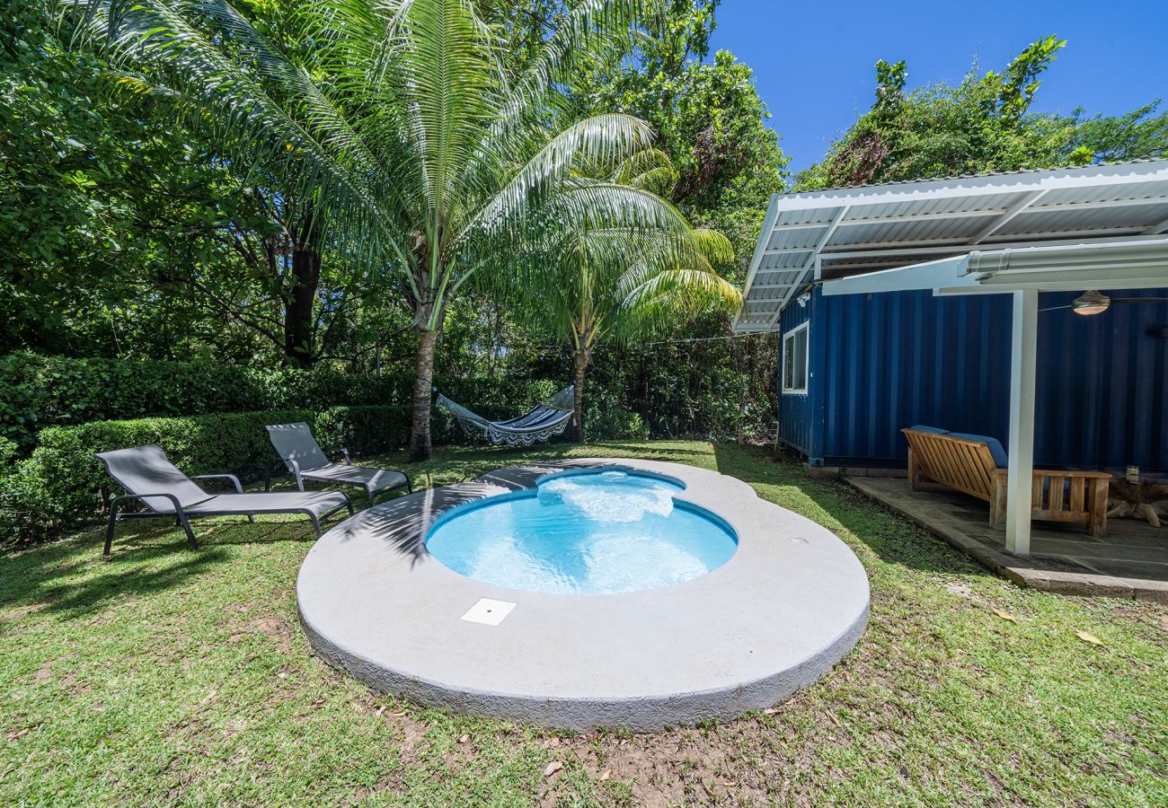 Bungalow en Potrero - Tiny home w/ Pool, Backyard, Parking, BBQ, Kitchen & more in Playa Potrero