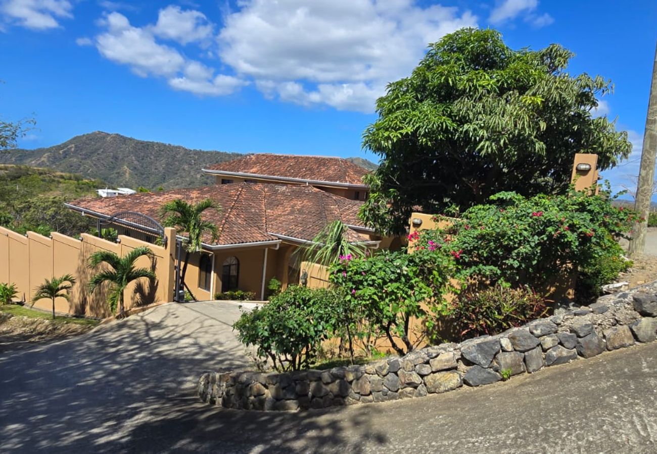 Casa en Potrero - Housekeeping•BBQ•Pool•4 TVs•Garden•Oceanview villa: Casa Sol Azul