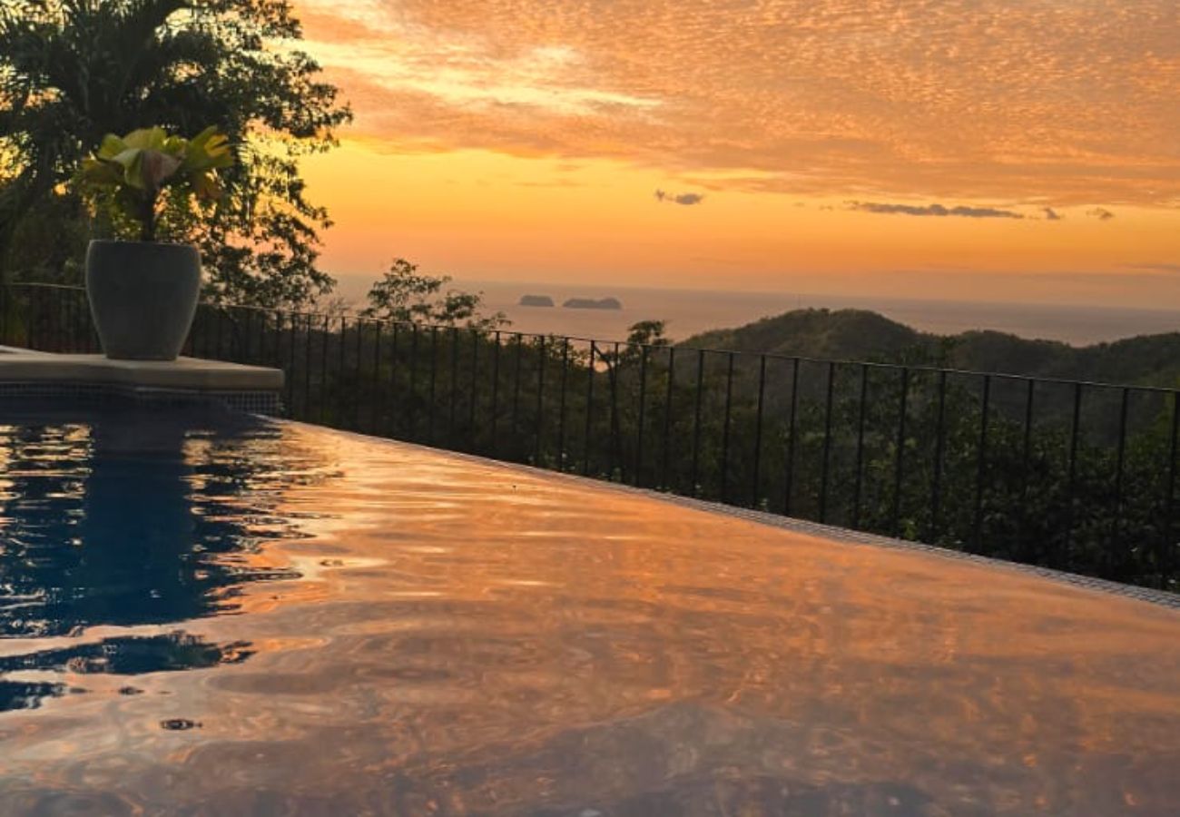 Casa en Potrero - Housekeeping•BBQ•Pool•4 TVs•Garden•Oceanview villa: Casa Sol Azul