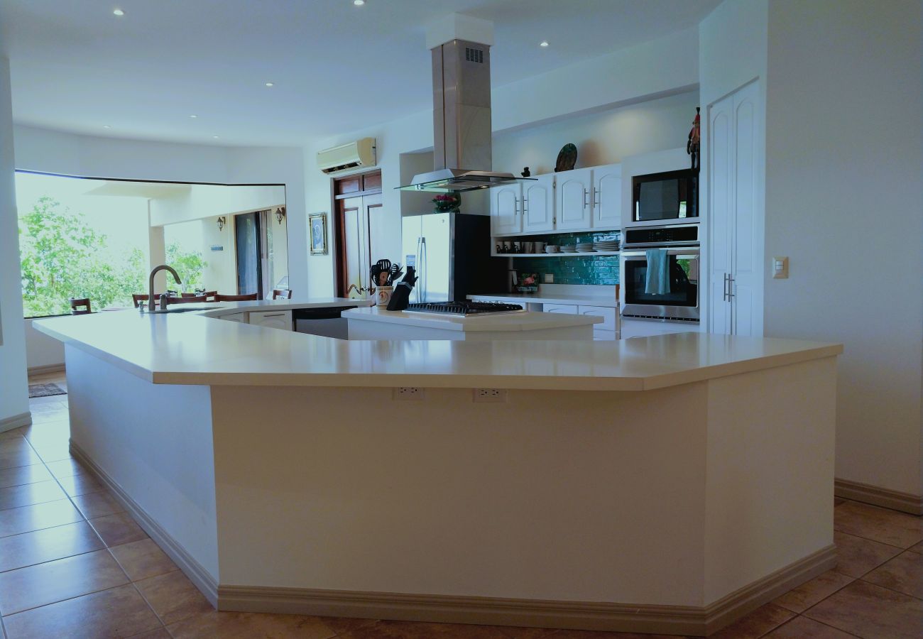 Casa en Potrero - Housekeeping•BBQ•Pool•4 TVs•Garden•Oceanview villa: Casa Sol Azul