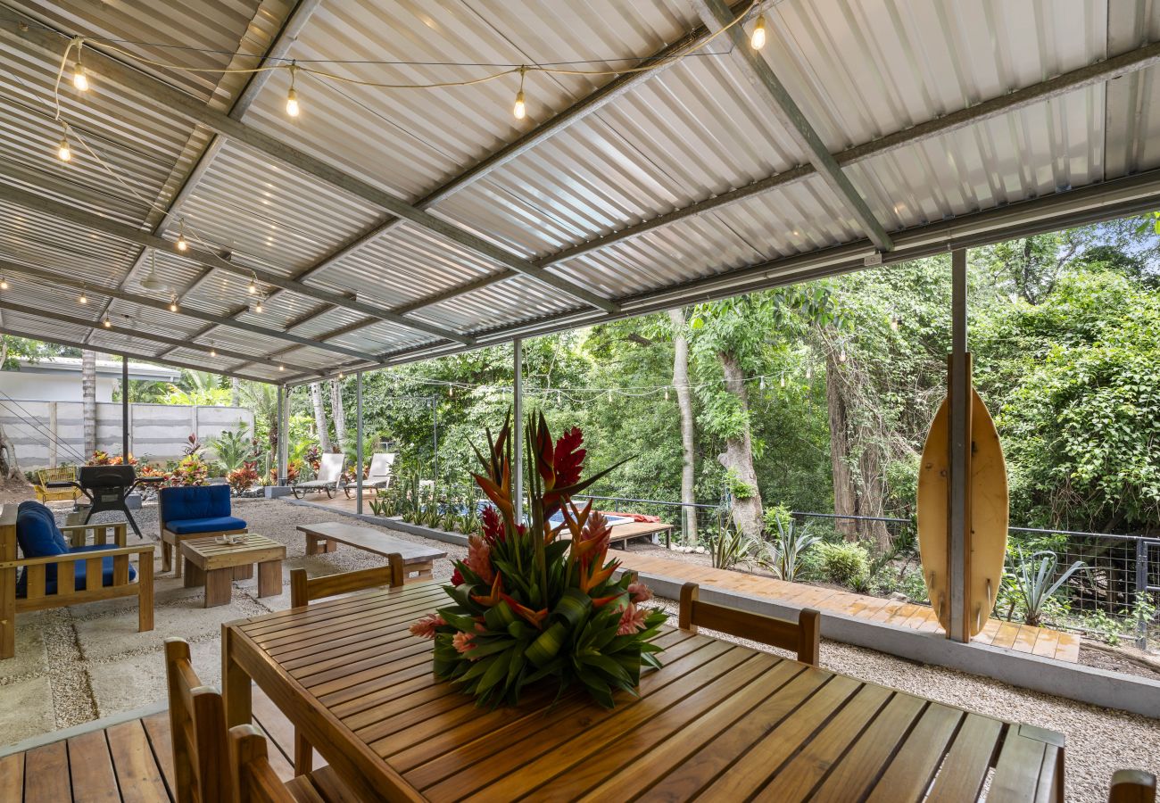 Bungalow en Potrero - 2BR nature home, Pool, 900m Walk to Potrero Beach - Casa Lemonpaloosa