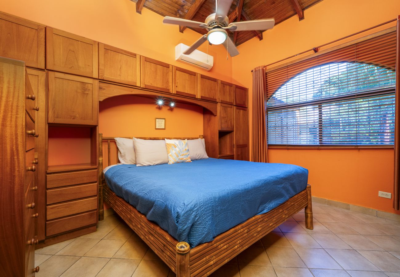 Casa en Potrero - BBQ•Pool•Garden•Smart TV•Parking•A/C•King Bed•W/D – Villaggio 376