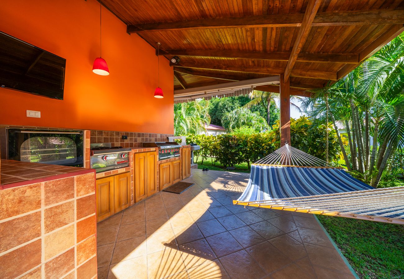 Casa en Potrero - BBQ•Pool•Garden•Smart TV•Parking•A/C•King Bed•W/D – Villaggio 376