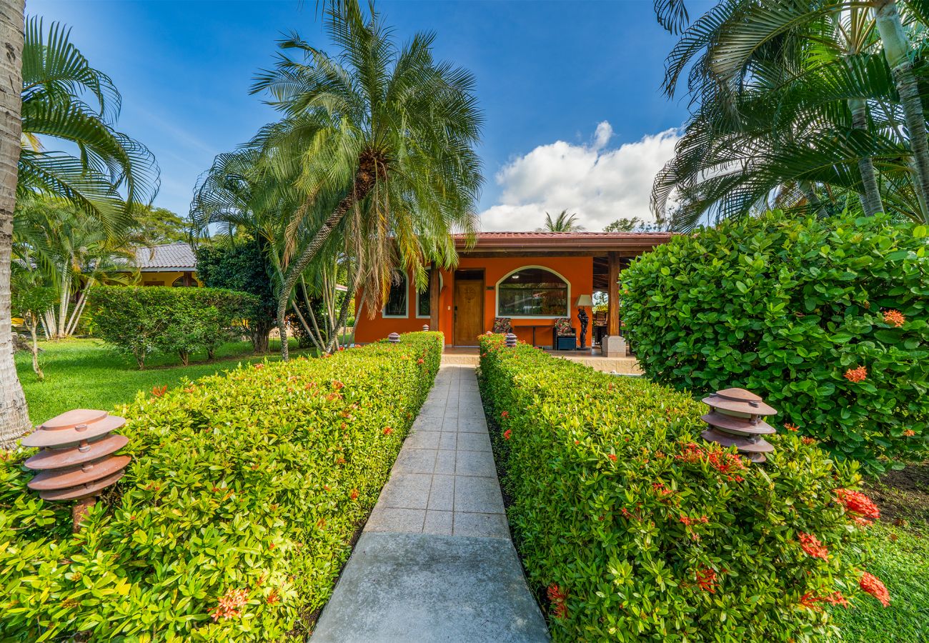 Casa en Potrero - BBQ•Pool•Garden•Smart TV•Parking•A/C•King Bed•W/D – Villaggio 376