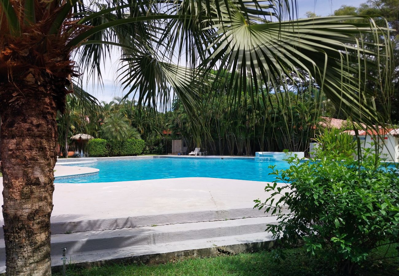 Casa en Potrero - BBQ•Pool•Garden•Smart TV•Parking•A/C•King Bed•W/D – Villaggio 376