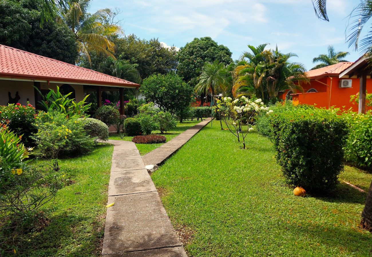 Casa en Potrero - BBQ•Pool•Garden•Smart TV•Parking•A/C•King Bed•W/D – Villaggio 376