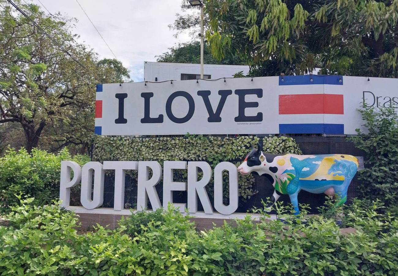 Casa en Potrero - BBQ•Pool•Garden•Smart TV•Parking•A/C•King Bed•W/D – Villaggio 376