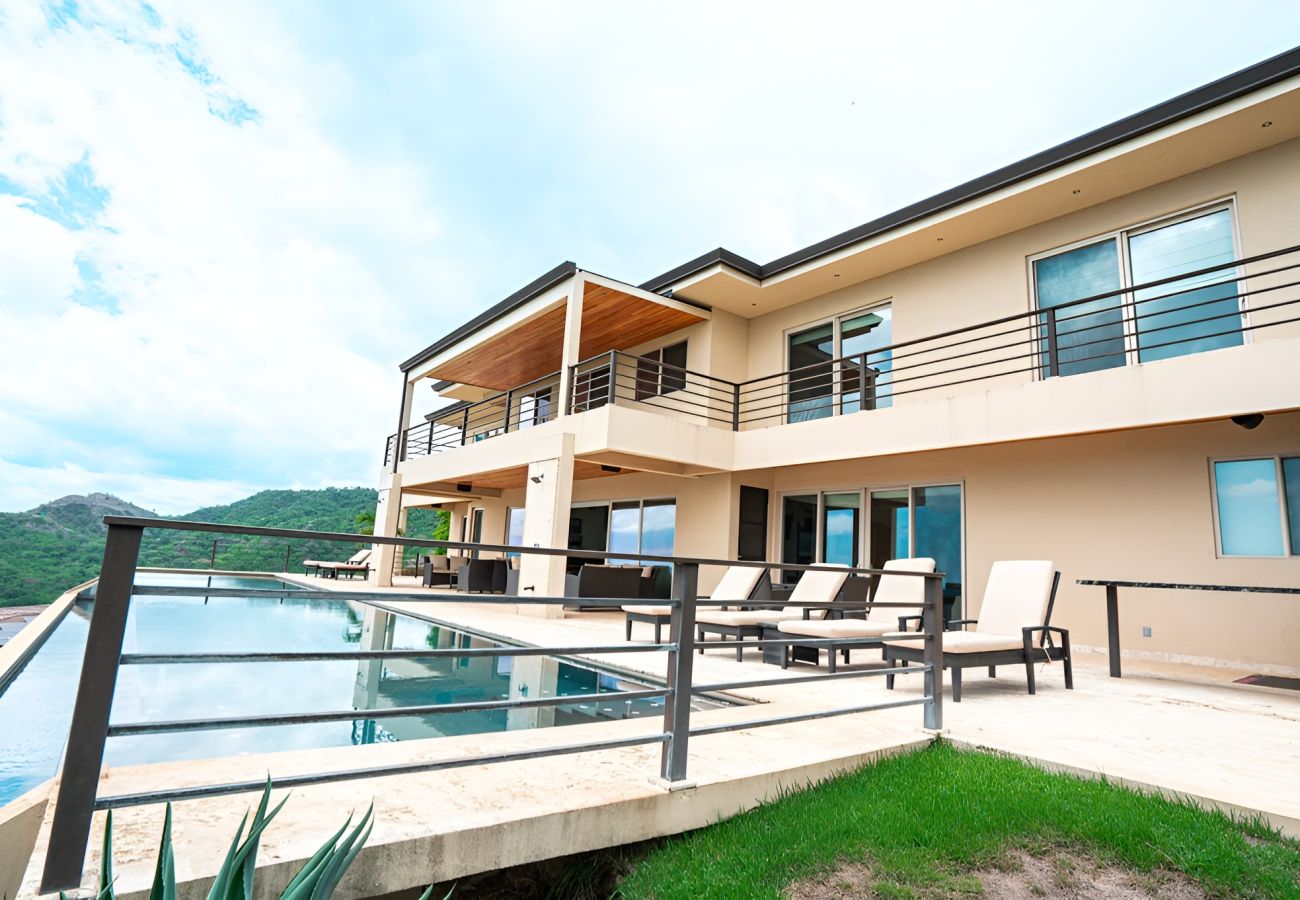 Villa en Playa Flamingo - Mar Vista 6BR Villa | Pool & Panoramic Ocean Views - Casa Vista del Rey