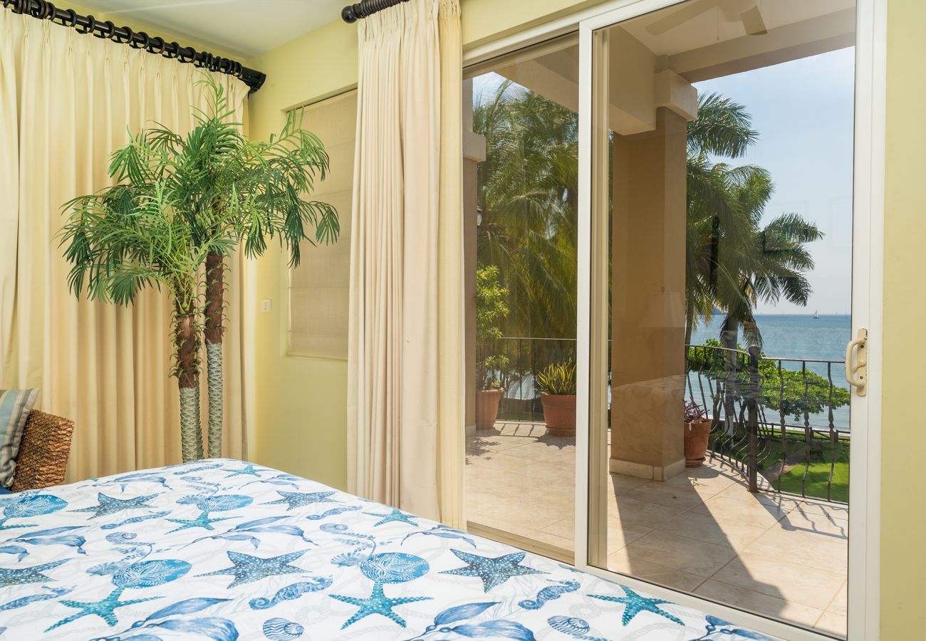 Condominium in Potrero - Playa Potrero: 4 BR Penthouse direct beach access - Destino Penthouse