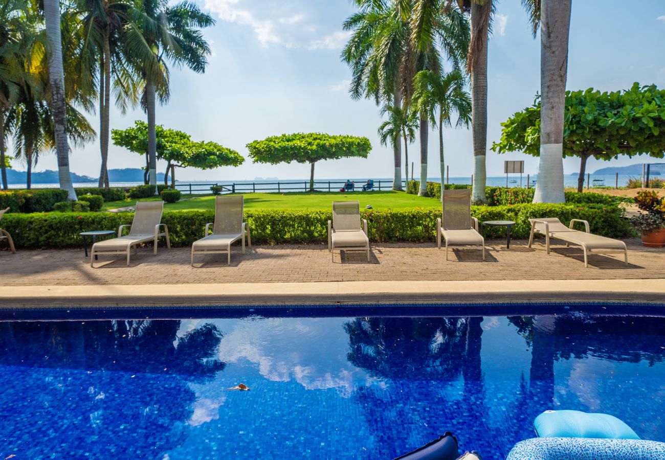 Condominium in Potrero - Playa Potrero: 4 BR Penthouse direct beach access - Destino Penthouse