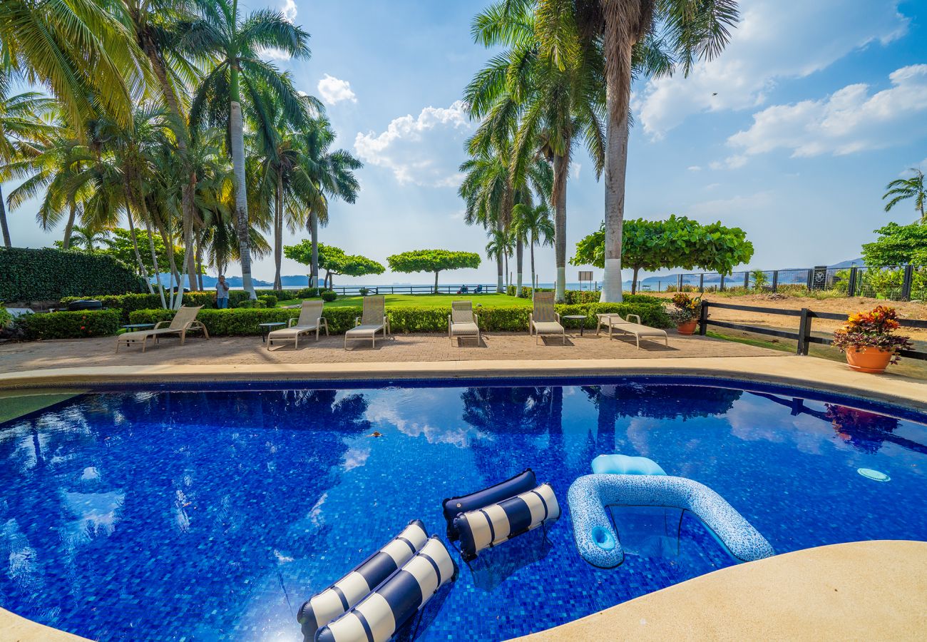 Condominium in Potrero - Playa Potrero: 4 BR Penthouse direct beach access - Destino Penthouse