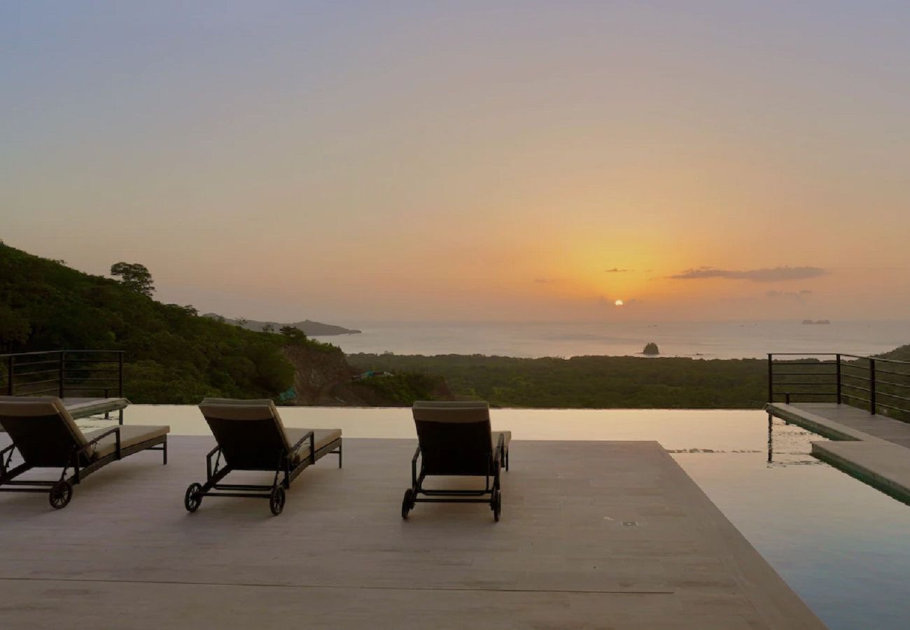 Villa in Playa Flamingo - Mar Vista Villa-sleeps 16-infinity pool-Ocean View - luxury Casa de Iluminacion