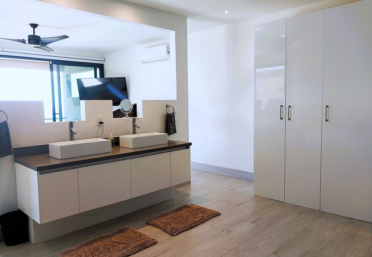 Villa in Playa Flamingo - Mar Vista Villa-sleeps 16-infinity pool-Ocean View - luxury Casa de Iluminacion