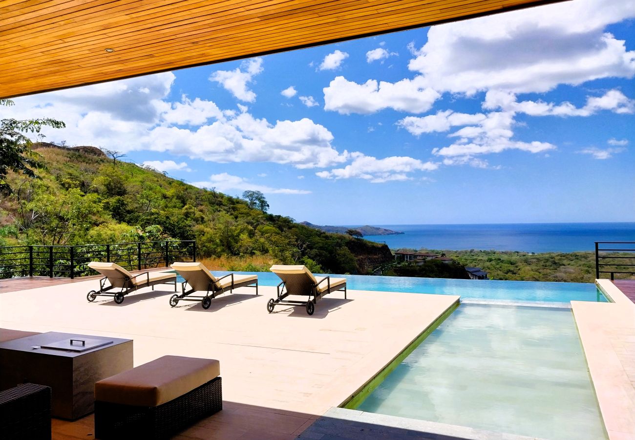 Villa in Playa Flamingo - Mar Vista Villa-sleeps 16-infinity pool-Ocean View - luxury Casa de Iluminacion