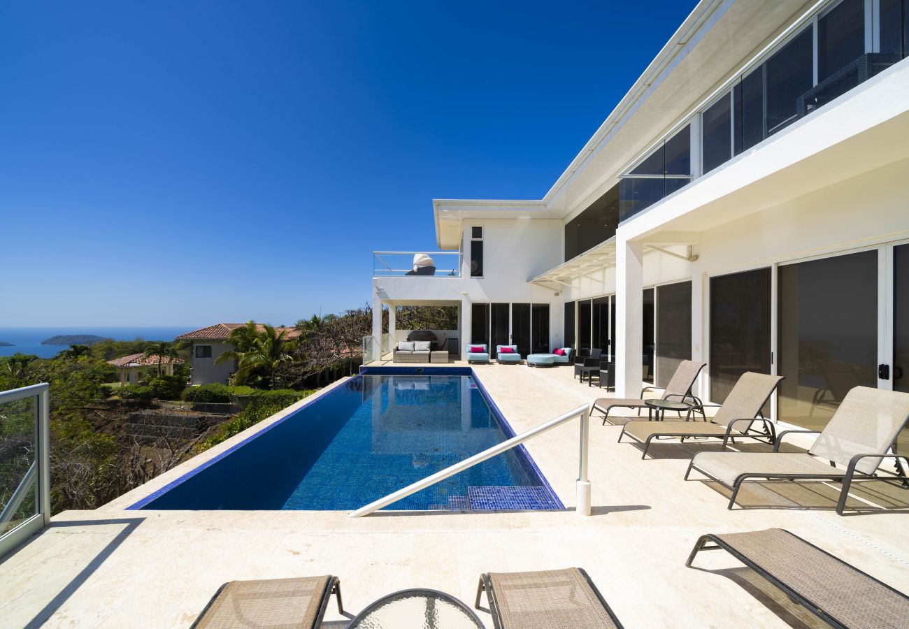 Villa in Potrero - Ocean-View Villa | Stargazing Deck | Infinity Pool – Villa Blanca