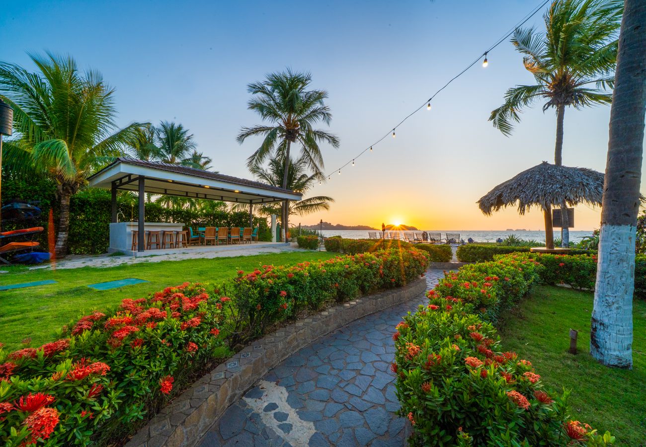 Villa in Potrero - Casa Taj*beachfront*chef service*housekeeping*6 BR