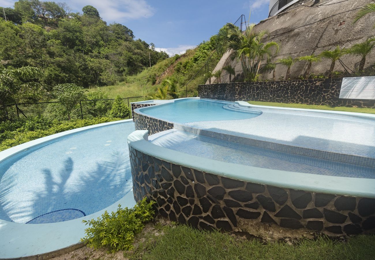 Condominium in Playa Flamingo - Oceanview•Balcony•2 Pools•Parking•Kitchen•Washer/D - Flamingo Towers 17