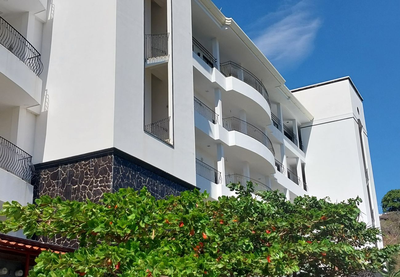 Condominium in Playa Flamingo - Oceanview•Balcony•2 Pools•Parking•Kitchen•Washer/D - Flamingo Towers 17