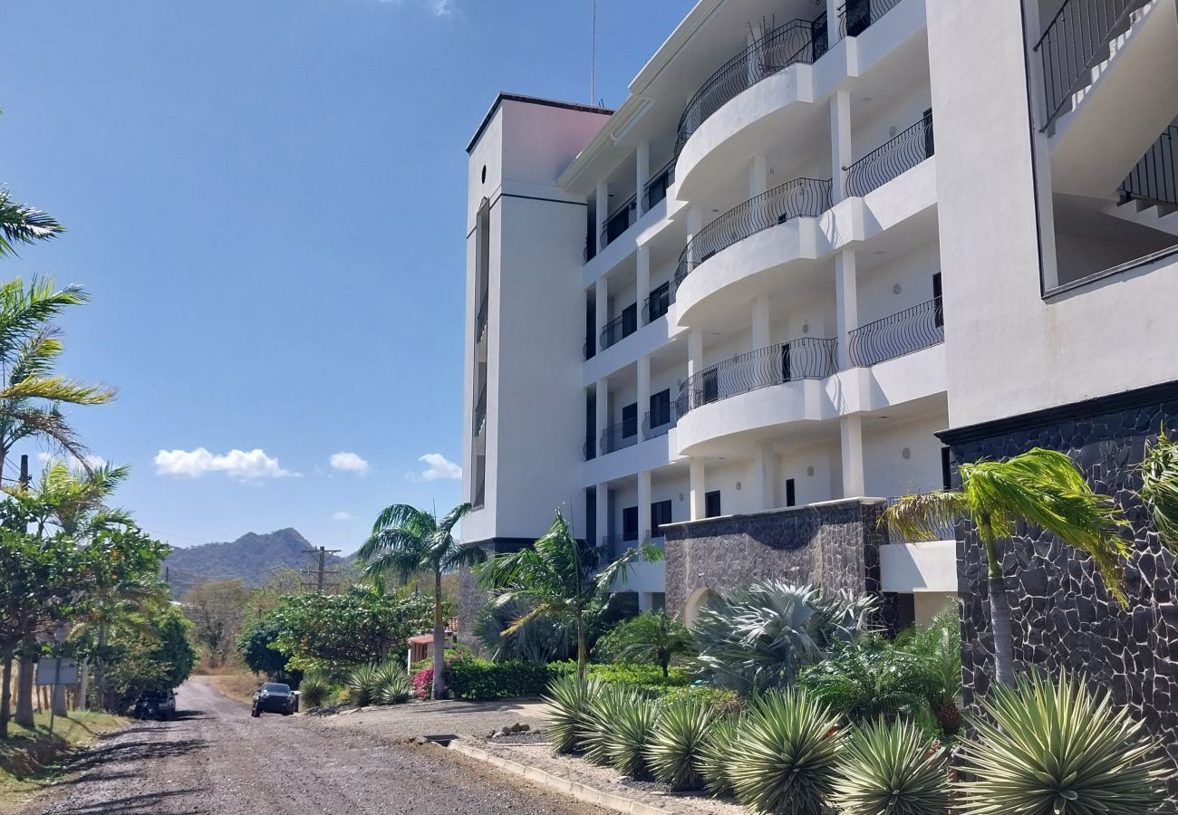 Condominium in Playa Flamingo - Oceanview•Balcony•2 Pools•Parking•Kitchen•Washer/D - Flamingo Towers 17